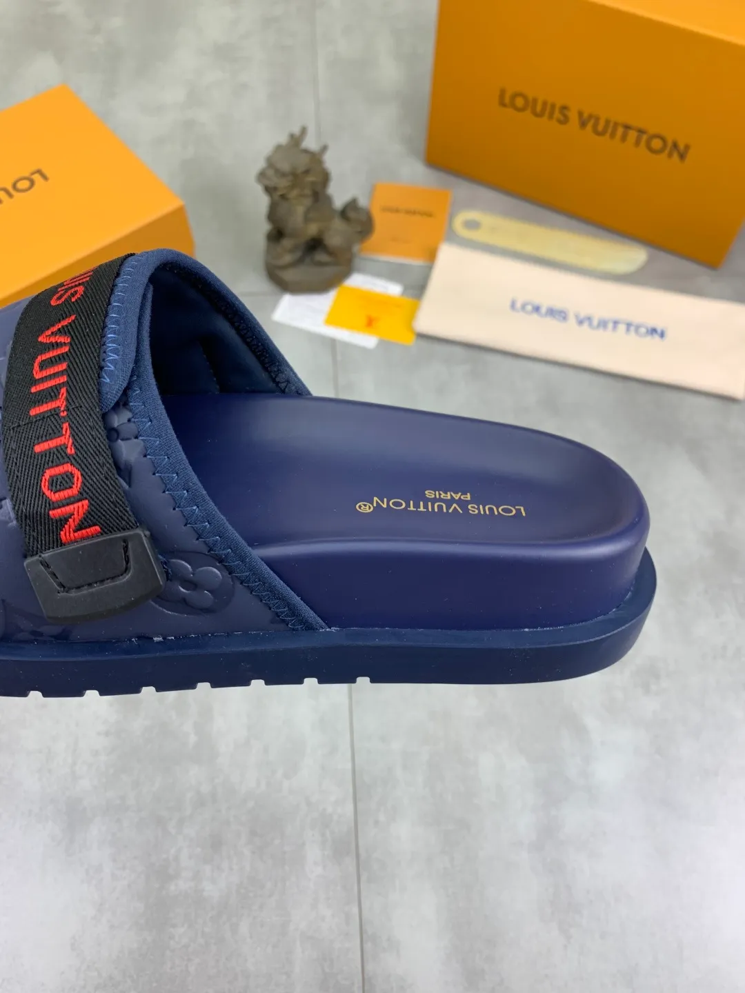Men's shoes 💰P320💰【New style】🆘 Original quality 【LOUIS VUITTON】The popular Louis Vuitton LV men's slippers on the official website are on sale simultaneously! Original fabric imported from Italy, original factory special supply, code number: 38-44 (45 customized), many colors available